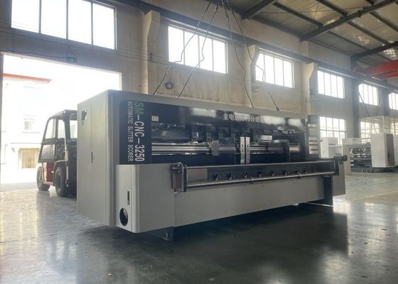 Máquina avanzada CNC 3250 para puntuación y corte de hoja fina a una velocidad de 150 m/min