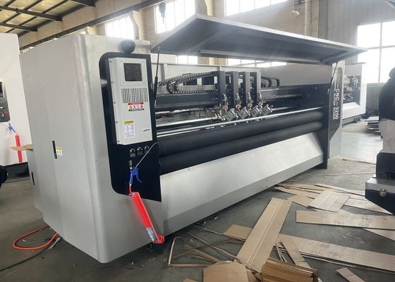 Máquina avanzada CNC 3250 para puntuación y corte de hoja fina a una velocidad de 150 m/min